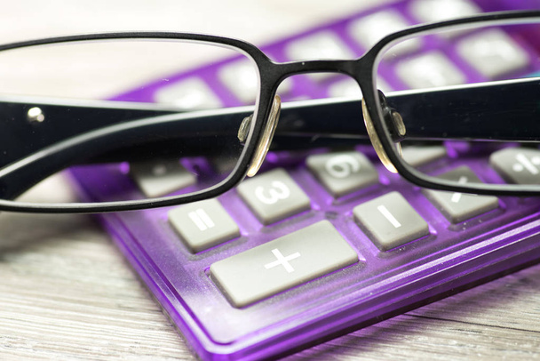 Une calculatrice et des lunettes
 - Photo, image