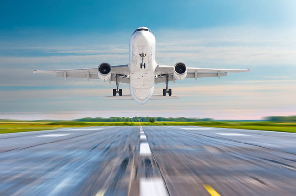 Passagier vliegtuig landing op een landingsbaan luchthaven. - Foto, afbeelding