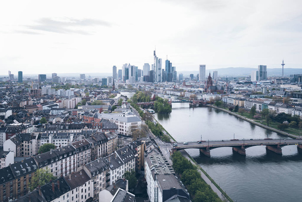 vista de alto ângulo de Frankfurt am Main skyline com rio principal
 - Foto, Imagem