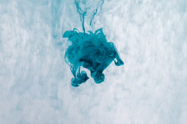 fondo artístico con pintura azul fluyendo en el agua
 - Foto, Imagen