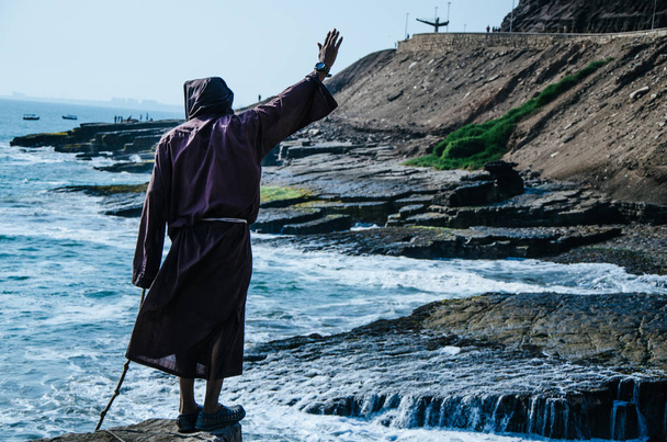  Прыжок с обрыва монаха, красивая достопримечательность с интересной историей
 - Фото, изображение