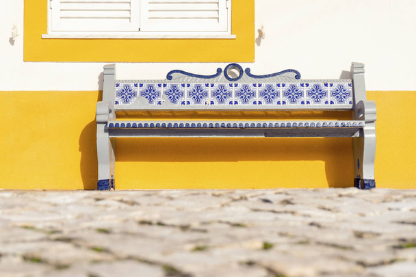 Banco decorado con azulejos tradicionales llamados azulejos, Portugal
 - Foto, imagen