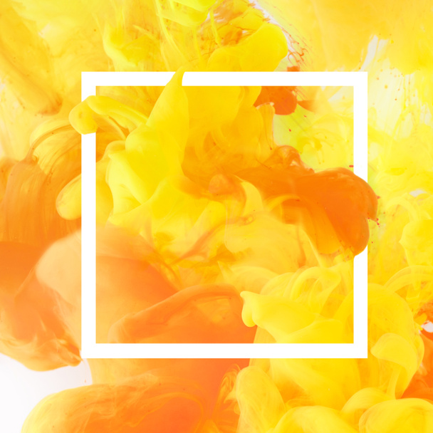 kreatives Design mit fließender gelber und orangefarbener Farbe in weißem quadratischen Rahmen - Foto, Bild