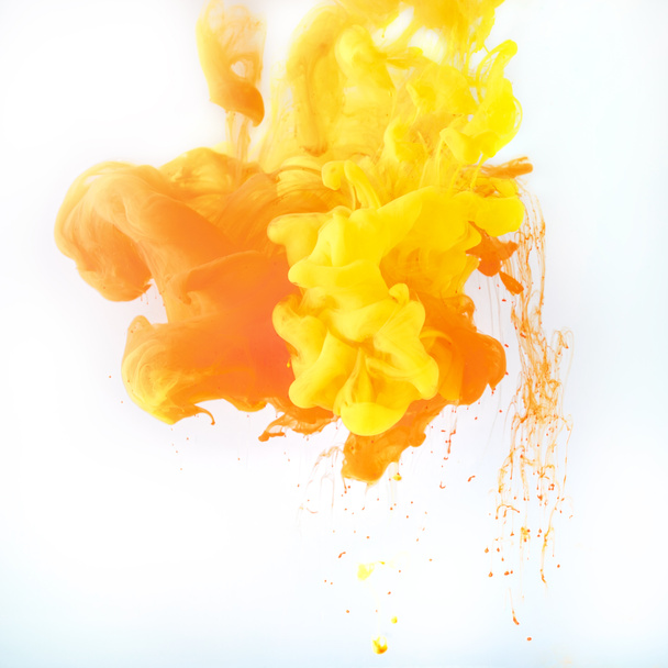 textura con salpicaduras de pintura amarilla y naranja, aisladas en blanco
 - Foto, Imagen