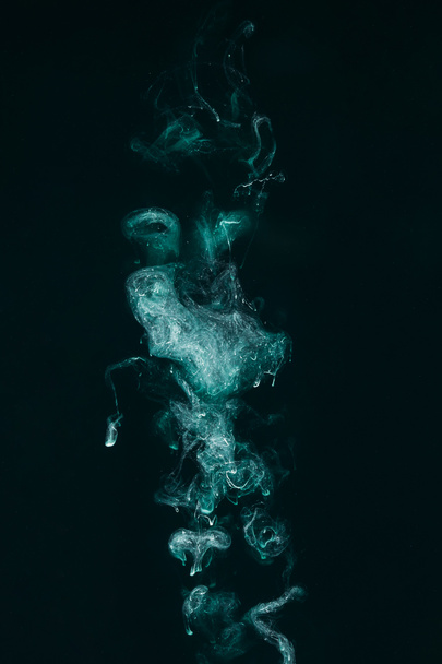 fondo mágico abstracto con pintura turquesa sobre negro
  - Foto, Imagen