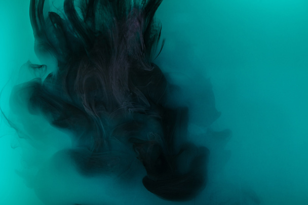 fondo ahumado con pintura negra en agua turquesa
 - Foto, Imagen