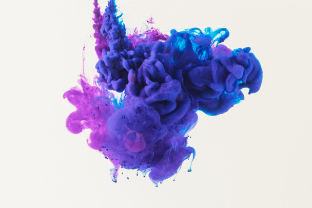 design abstrait avec de l'encre bleue et violette fluide dans l'eau, isolé sur blanc
 - Photo, image