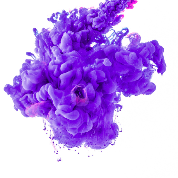 abstract design met vloeiende paarse verf in water, geïsoleerd op wit - Foto, afbeelding