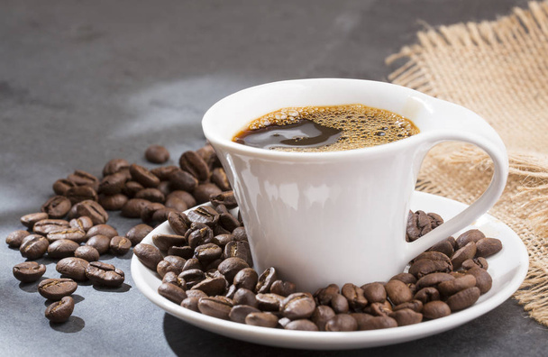 Taza de café con granos de café - Coffea
 - Foto, Imagen