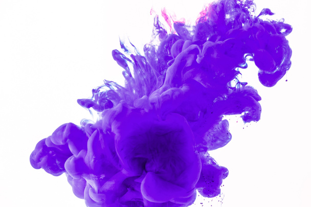 kreatív design áramló vízben, elszigetelt fehér lila festékkel - Fotó, kép