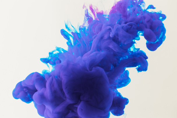 design abstrait avec peinture fluide bleue et violette dans l'eau, isolé sur blanc
 - Photo, image