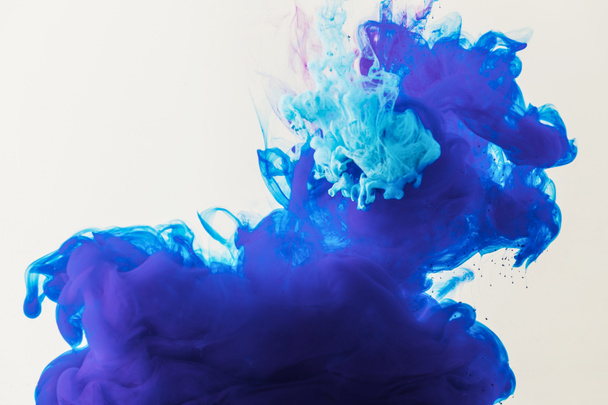 fondo con pintura azul y turquesa fluida en agua, aislada en blanco
 - Foto, Imagen