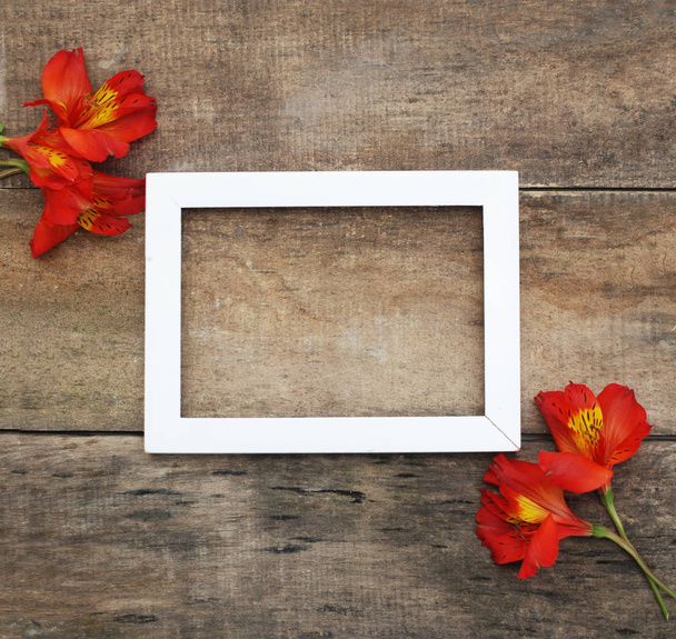 Witte Frame oranje Alstromeria boeket bloem Copmosition regeling rustieke houten achtergrond - Foto, afbeelding