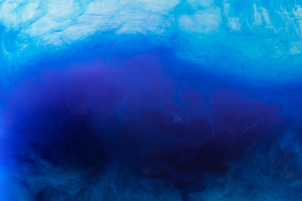 abstracte achtergrond met blauwe acrylverf stroomt in water - Foto, afbeelding