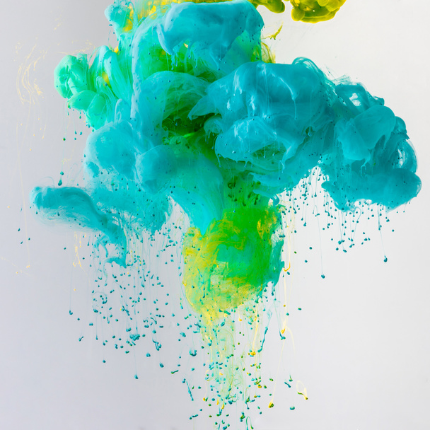 Tasarım turkuaz akan, mavi ve yeşil boya su damla, gri izole - Fotoğraf, Görsel
