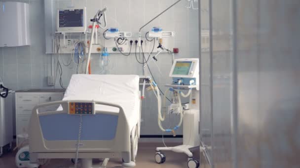 Üres kórházi szobában egy ágy és a monitorok. 4k. - Felvétel, videó
