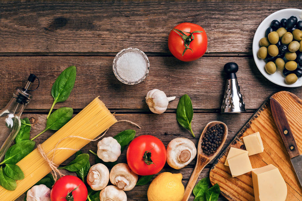 Italské jídlo pozadí s těstovinami, koření a zeleniny. Pohled shora, kopie prostor. - Fotografie, Obrázek