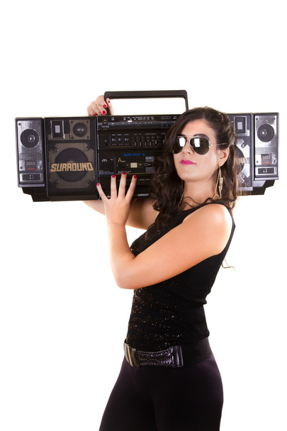 piękna dziewczyna w ciemne skórzane ubrania gospodarstwa duże radio retro - Zdjęcie, obraz