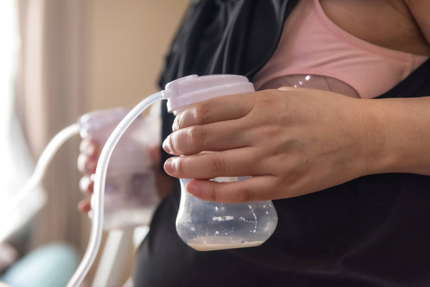 Bomba de leche materna por la máquina Autimatic
 - Foto, Imagen