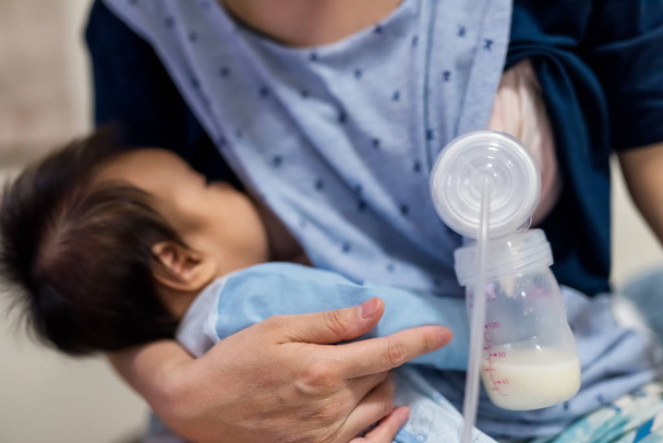 madre bomba y alimentación leche materna
  - Foto, Imagen