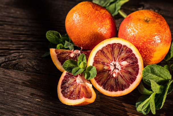 Цілому а нарізаною стиглі соковиті сицилійської крові апельсинів - Фото, зображення