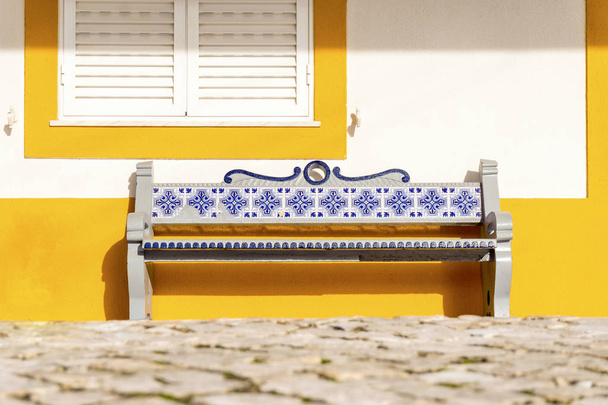 Banco decorado con azulejos tradicionales llamados azulejos, Portugal
 - Foto, imagen