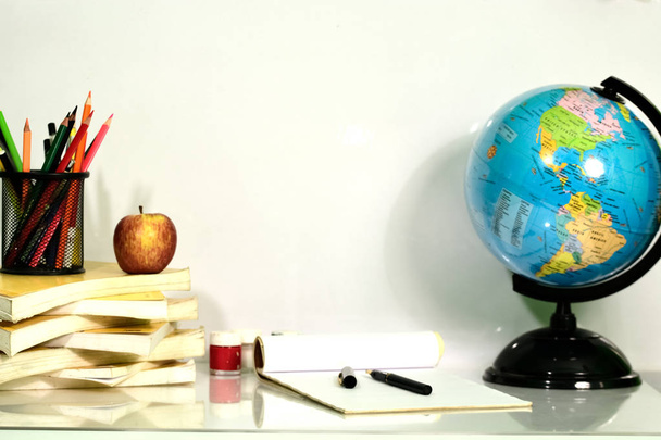 Edukacyjne biurko na białym tle - Zdjęcie, obraz