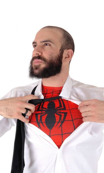 Joven hombre guapo mostrando su camisa de hombre araña
 - Foto, Imagen
