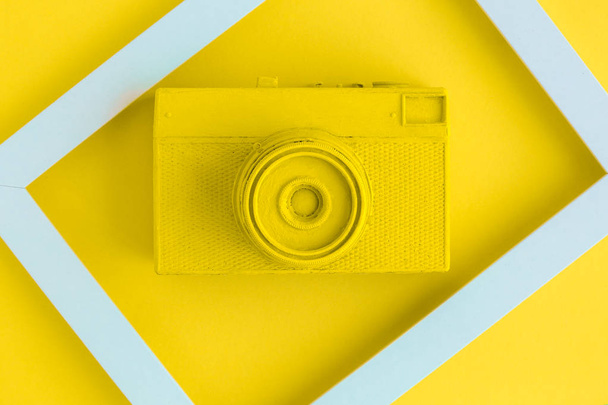 Flat lay of yellow vintage camera and photo frame background - Foto, afbeelding
