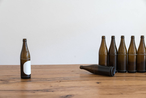 primer plano de botellas de cerveza marrón vacías y un montón de espacio de copia
 - Foto, imagen