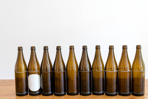Közelkép a palackok üres barna sör, és rengeteg hely másolás - Fotó, kép