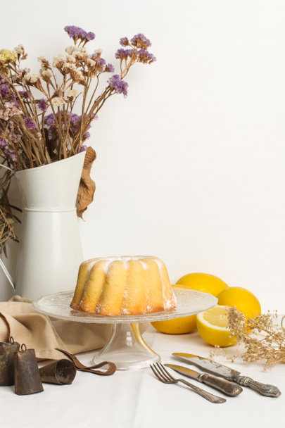Un pastel de vainilla y limón en un plato
 - Foto, imagen