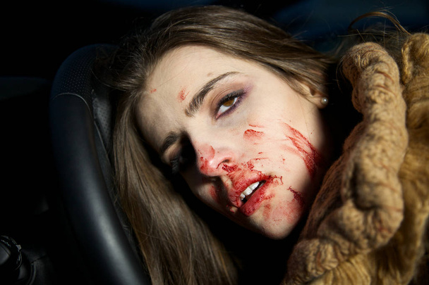 Σκότωσε γυναίκα στο αυτοκίνητο με το αίμα στο πρόσωπό - Φωτογραφία, εικόνα