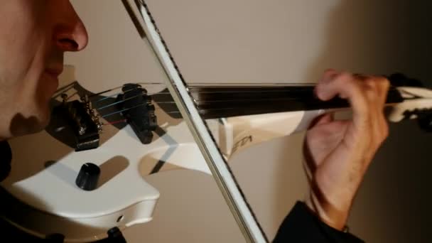 Jovem tocando violino no quarto escuro - Filmagem, Vídeo
