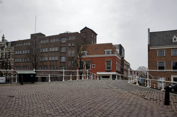 Ludzie odwiedzić stare miasto w Den Bosch, Holandia. Leiden jest 6 co do wielkości aglomeracji w Holandii . - Zdjęcie, obraz