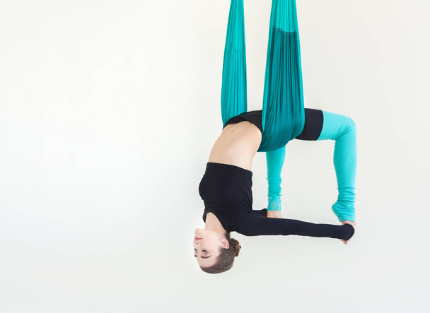 Donna che pratica fly yoga su sfondo bianco
 - Foto, immagini