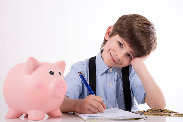 zufriedenes Kind berechnet seine Ersparnisse - Foto, Bild