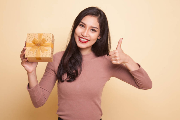Asian woman thumbs up with a gift box. - Photo, Image