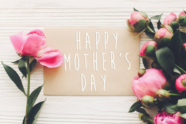mutlu anneler günü metin craft kartı ve pembe peonies buket ışık beyaz rustik ahşap zemin üzerinde. çiçek tebrik kartı kavramı, düz yatıyordu. Anneler günü. ihale bahar görüntü - Fotoğraf, Görsel