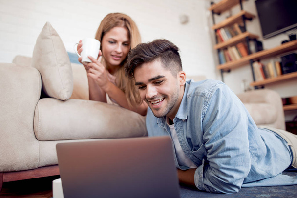 glückliches Paar beim gemeinsamen Online-Shopping zu Hause. Liebe, Technologie, Internet und Menschen-Konzept. - Foto, Bild