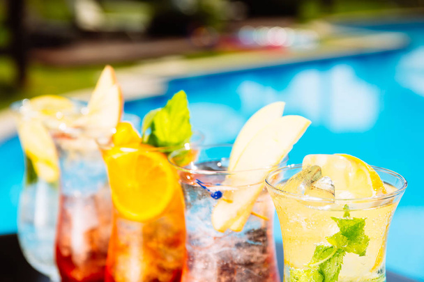 Ambachtelijke cocktails bij het zwembad. Vakantie, zomer, vakantie, luxe - Foto, afbeelding