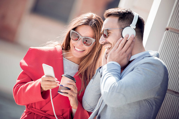 Close up van gelukkige jonge paar terwijl u luistert naar muziek. - Foto, afbeelding