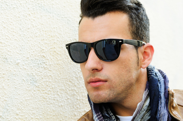 Homme attrayant portant des lunettes de soleil teintées en arrière-plan urbain
 - Photo, image
