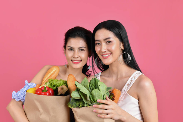 shopping concepts. Beautiful girls are buying fruits and vegetab - Foto, imagen