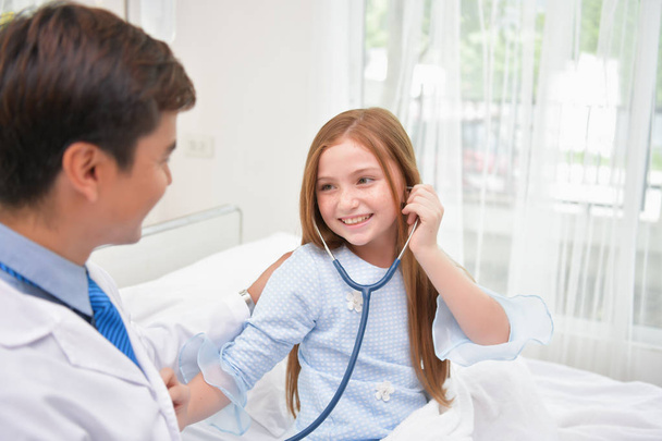 Health Concepts. The doctor is examining the health of the child - Valokuva, kuva