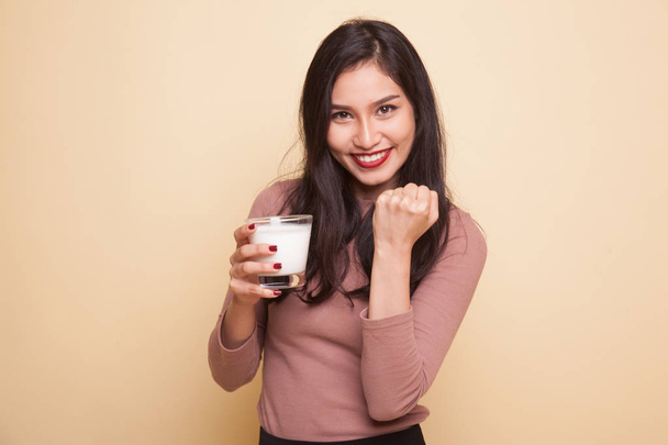 Healthy Asian woman drinking a glass of milk and dumbbell. - Valokuva, kuva