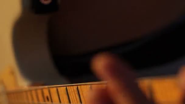 Genç adam bir elektro gitar çalmak - Video, Çekim