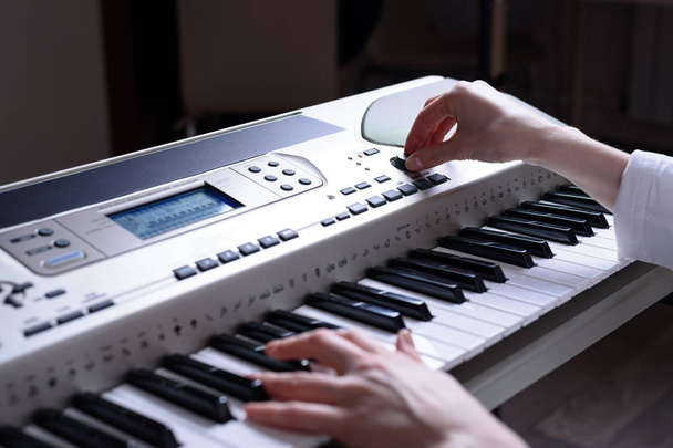 Frauenhände aufgestellt und spielen auf elektronischem Klavier, Rückansicht - Foto, Bild