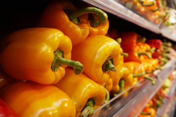 Paprika gigante fresca rossa, gialla e verde sullo scaffale del supermercato
. - Foto, immagini