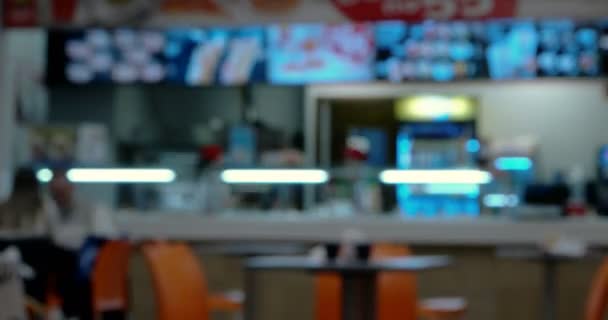 Theke der Pizzeria. defokussierte Aufnahmen von Restaurants oder Cafés im Food Court des Einkaufszentrums. Grading Vintage Filter. Dazu gehörten Menschen, Tisch, Stühle und schnelle Bewegung über einen Tresen. Zeitraffer - Filmmaterial, Video